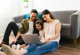 De la plaza al checkout: la nueva tradición de comprar juntos en internet
